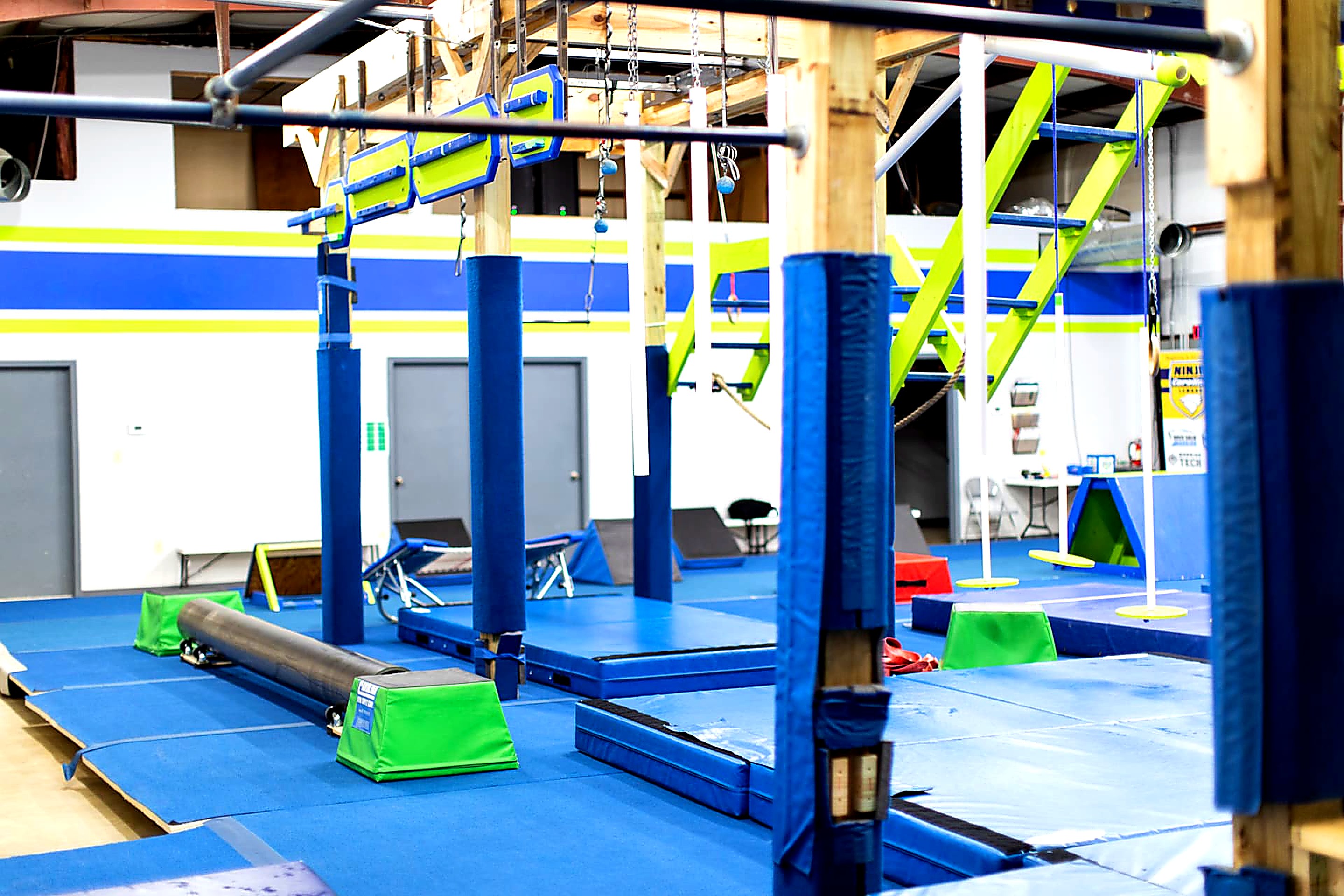 Ninja course with log roll, floating steps and quintuple steps