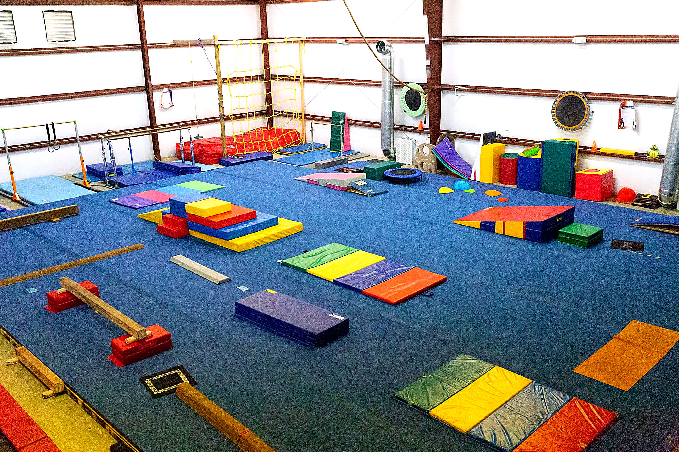Annex floor with beams, rings, cargo net and colorful preschool equipment